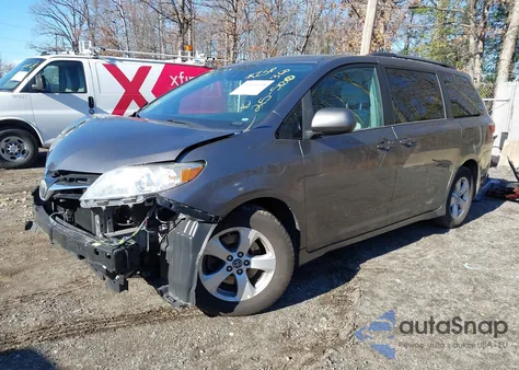 2018 Toyota Sienna Le 8 Passenger z USA, uszkodzony, nr VIN 5TDKZ3DC4JS912455